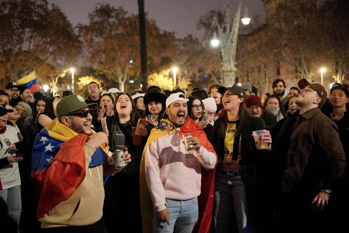 Manifestantes participan en una manifestación en apoyo al pueblo venezolano tras la operación militar estadounidense en Venezuela para capturar al presidente venezolano, en Barcelona, el 4 de enero de 2026.