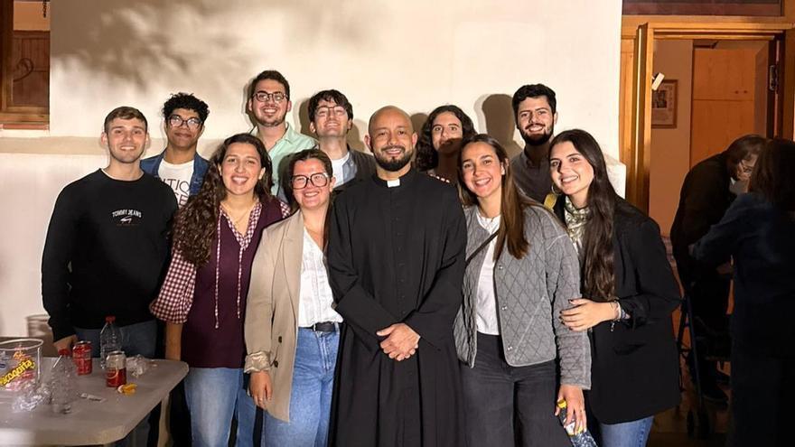 Jóvenes de varias parroquias de Gandia recaudan en una cena solidaria un tercio de lo robado en el santuario del Beato