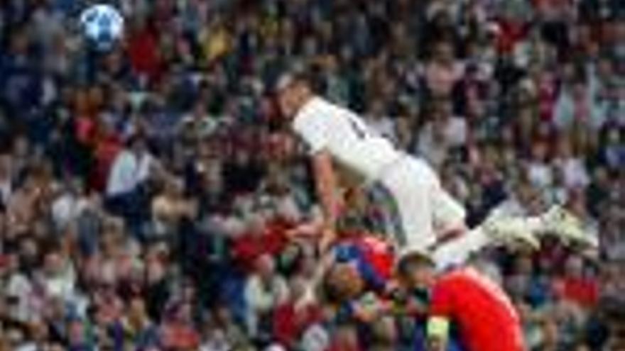 Gareth Bale salta per damunt de dos adversaris per rematar amb el cap.