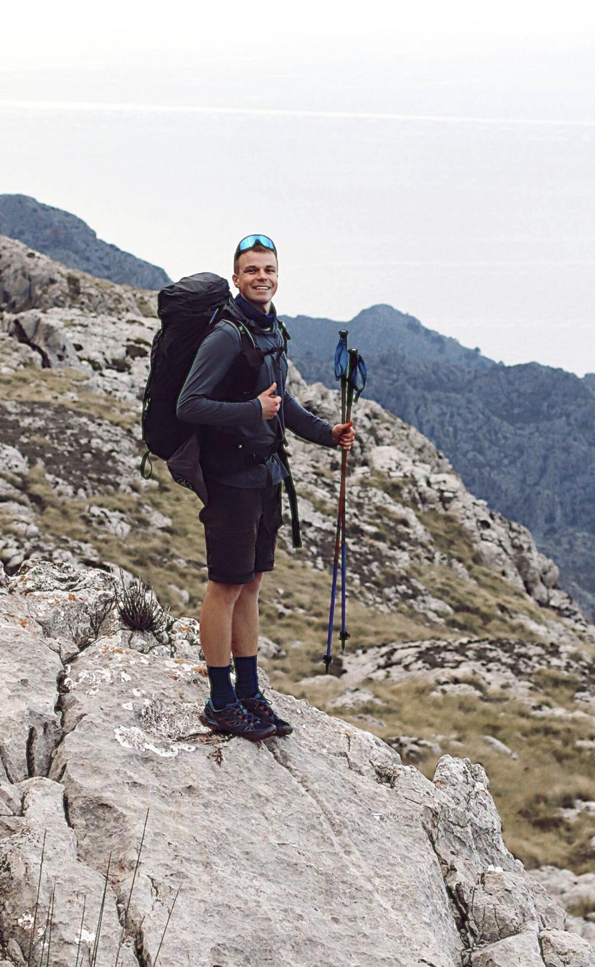 l Das „refugi“ de Muleta in Sóller war bereits ausgebucht.  Jünemann musste sich eine andere Unterkunft suchen.   l Ein Spaziergang durch Valldemossa.  l Bei Regen in den Bergen.  l Auf dem Kalvarienberg in Pollença: Nach 120 Kilometern war das Ziel erreicht.   | FOTOS: PRIVAT