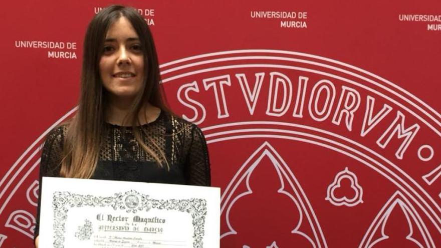 La joven con el Premio Extraordinario Fin de Grado de la UMU