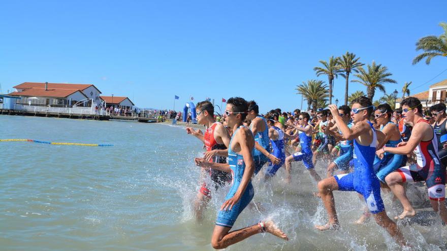 Un momento de la competición de triatlón masculina en Los Alcázares.