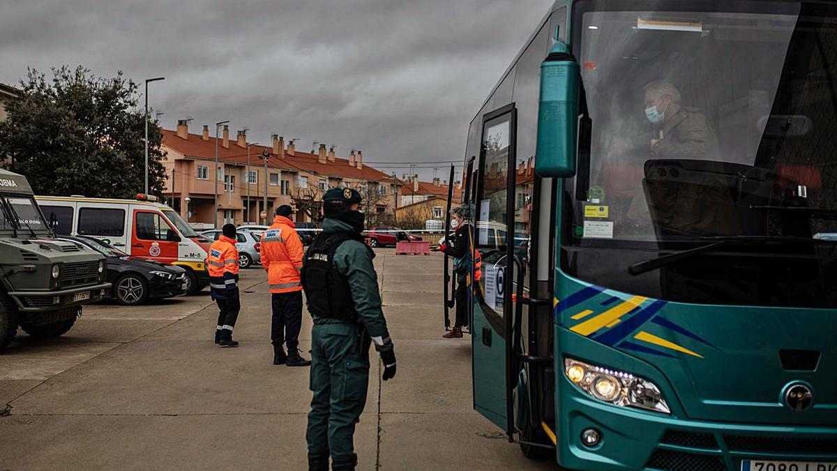 Llegada de un autobús con vecinos de otra localidad al pabellón de Monfarracinos. | Nico Rodríguez