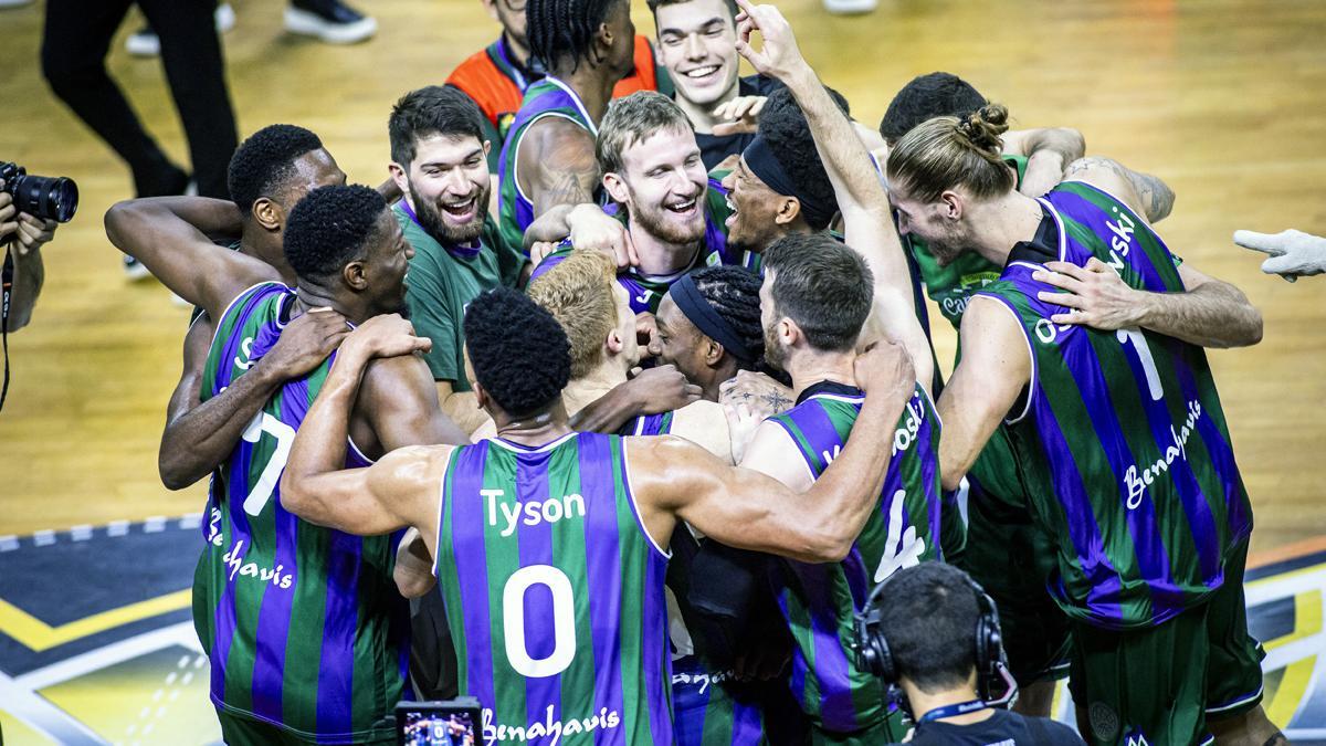 Celebración en la pista tras el Galatasaray 67-83 Unicaja