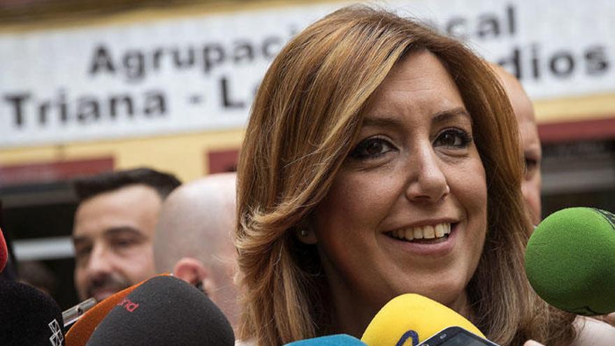 Susana Díaz, atiende a los medios tras depositar su voto esta mañana en la agrupación socialista de Triana.