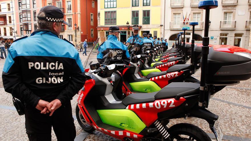 Un detenido y un conductor sancionado tras interceptar un vehículo que se saltó un semáforo en rojo en Gijón