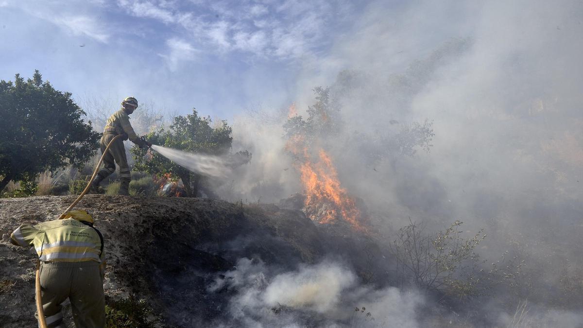 Un bombero lucha contra las llamas de Montitxelvo