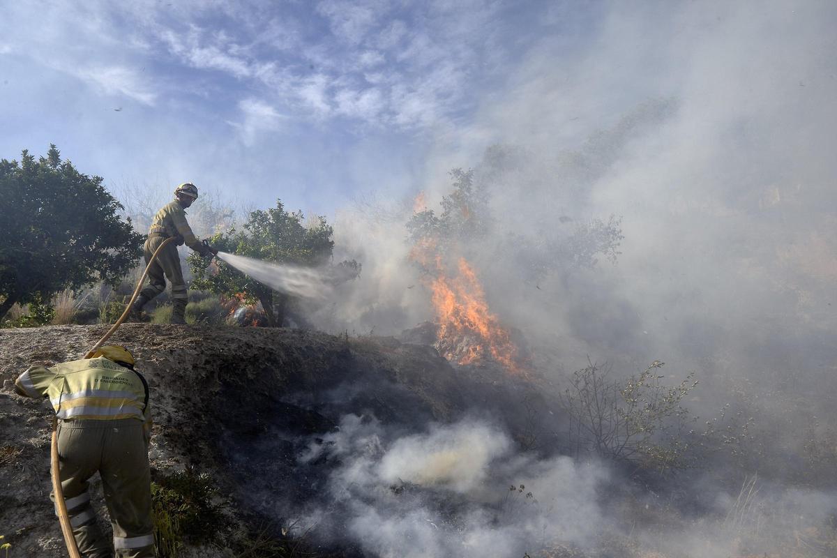 Un bombero lucha contra las llamas de Montitxelvo