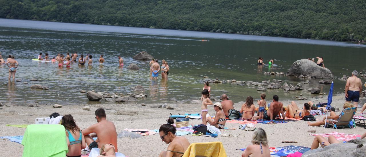 Una de las playas del Lago de Sanabria con bañistas disfrutando del agua excelente