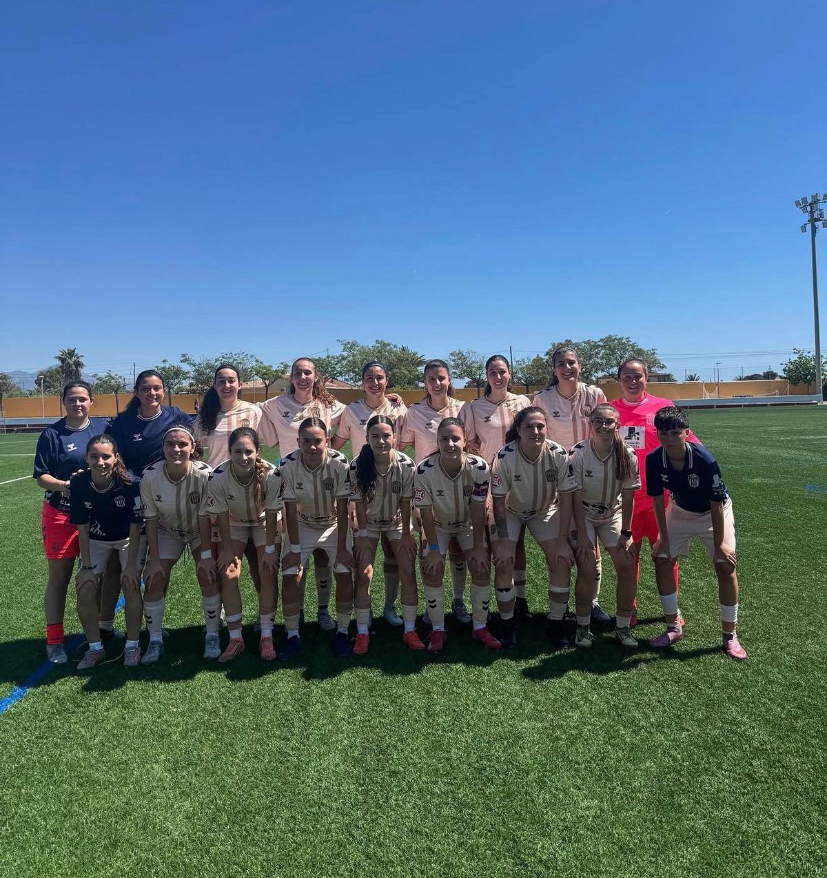 El Eldense Femenino, antes de un partido.