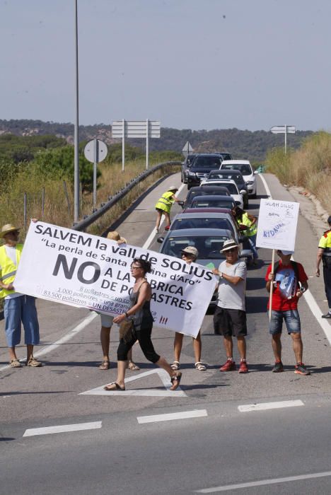 Mobilització contra la granja de pollastres a Solius