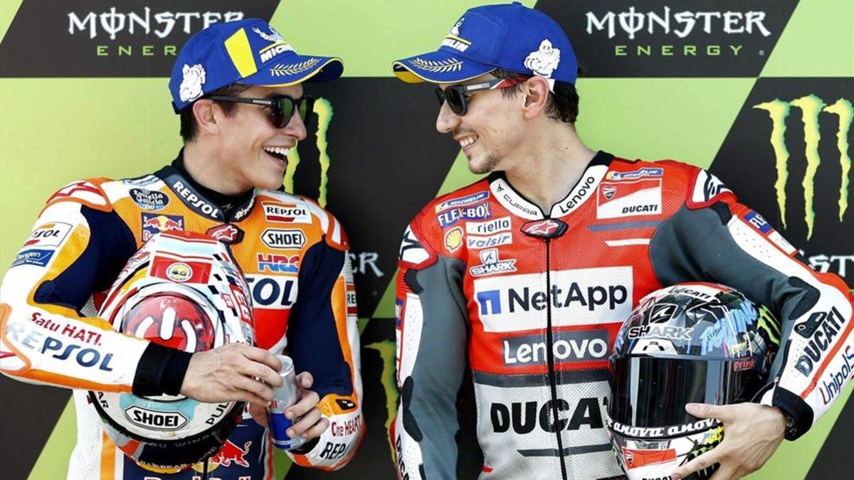 Márquez y Lorenzo celebrando un podio en 2018, cuando pilotaban en Honda y Ducati