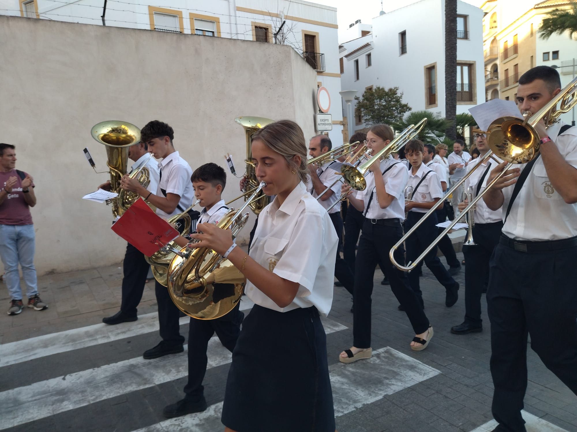 Xàbia, capital de la música: más de 800 músicos de toda la comarca llenan de vida las calles (imágenes)