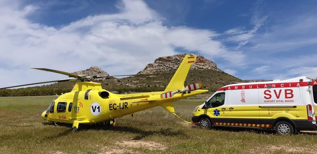Un helicóptero rescata a un senderista en Castellar de Meca