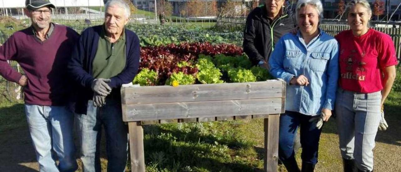 Antonio Martínez, Jesús Cándido, Juan Pérez, Rita Domínguez y Mercedes González en Navia. // FdV