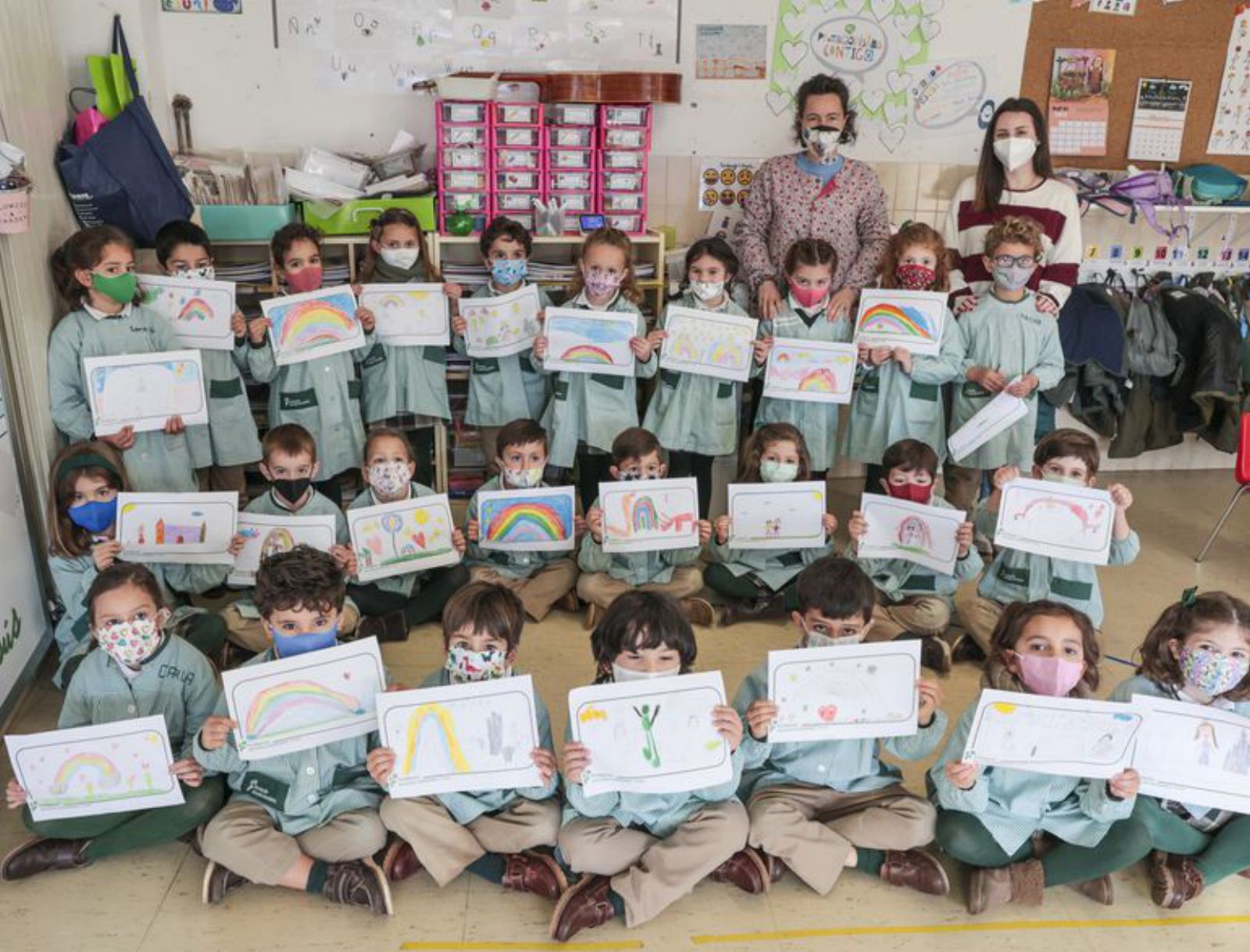 La clase de tercero A de Infantil, con las profesoras Sonsoles de Barutell y Deva Prada. | Irma Collín