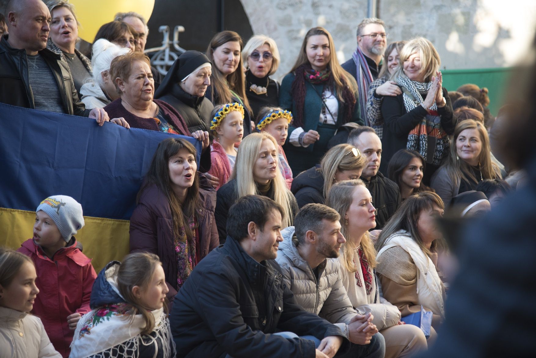 Les imatges de la celebració de centenars d'ucraïnesos al convent de Santa Clara