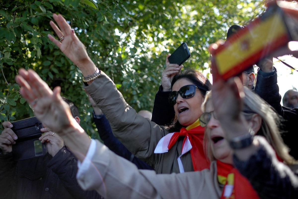 GRAF043. EL PARDO - MADRID, 24/10/2019.- Un grupo de personas se concentran en el acceso del cementerio de El Pardo-Mingorrubio a donde este jueves serán trasladados desde el Valle de los Caídos los restos del dictador Francisco Franco para su reinhumación. EFE/David Fernández