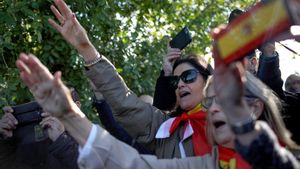 GRAF043. EL PARDO - MADRID, 24/10/2019.- Un grupo de personas se concentran en el acceso del cementerio de El Pardo-Mingorrubio a donde este jueves serán trasladados desde el Valle de los Caídos los restos del dictador Francisco Franco para su reinhumación. EFE/David Fernández