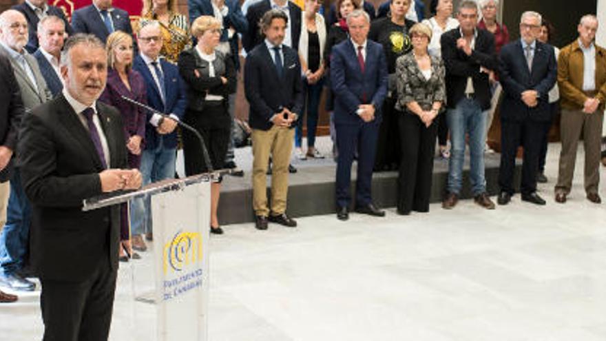 El presidente del Gobierno de Canarias, Ángel Víctor Torres, firma el pacto por la vivienda.