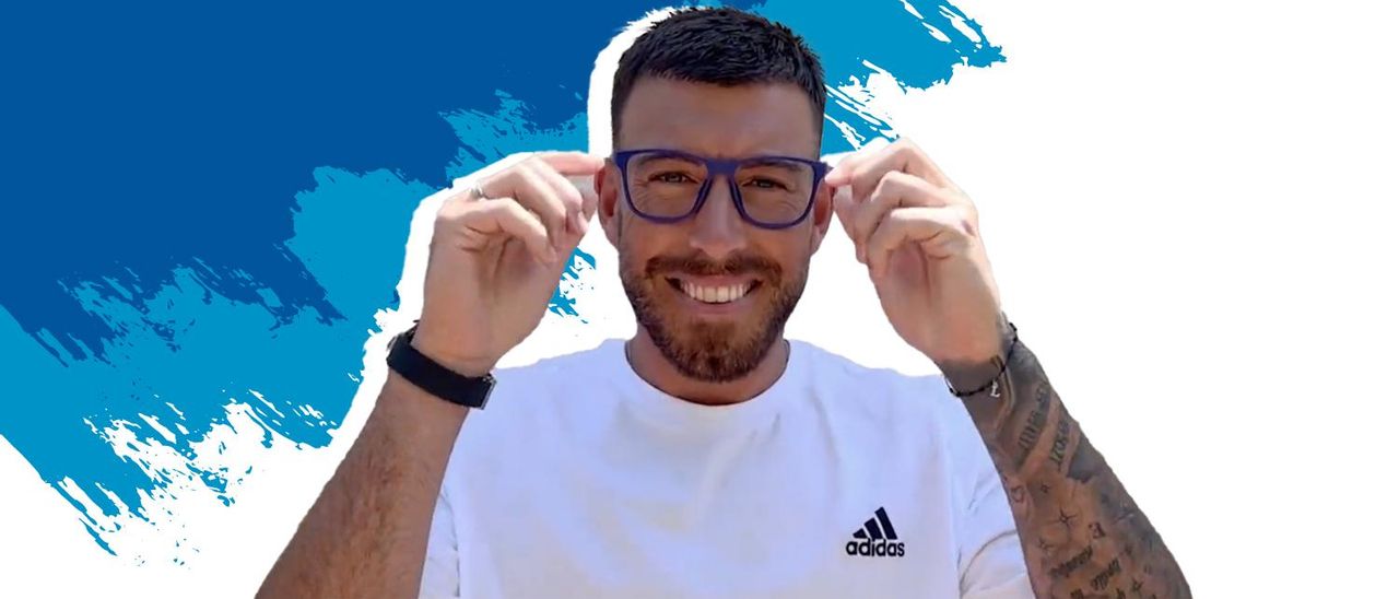 Enrich, con las características gafas de Bolo.