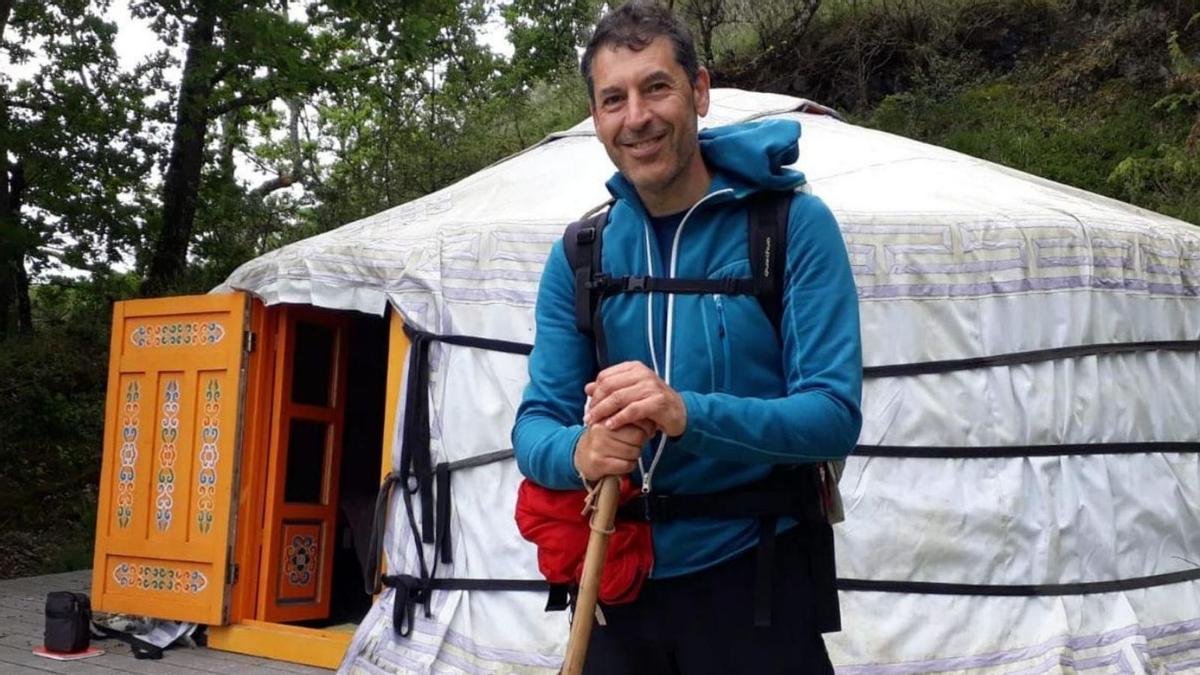 Antón Pombo, durante un dos seus Camiños de Santiago.   | // LA OPINIÓN
