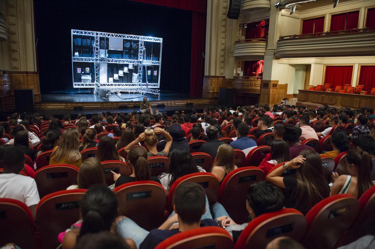 Escolares en el teatro Pérez Galdós en una de las sesiones de Ensayo y Error dedicadas al alumnado.