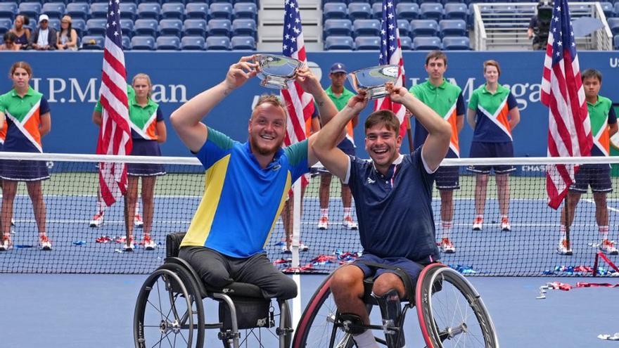 El vigués Martín de la Puente (derecha) y el francés Nico Peifer levantan los trofeos de campeones del US Open