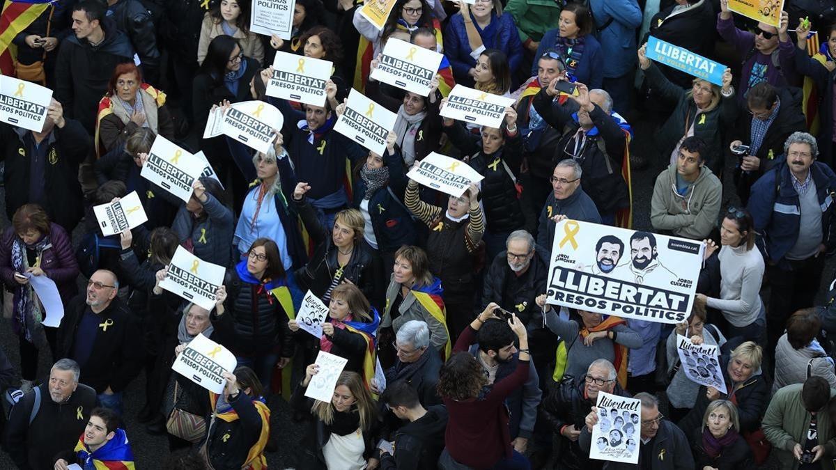 Los manifestantes exigen la libertad de los presos.