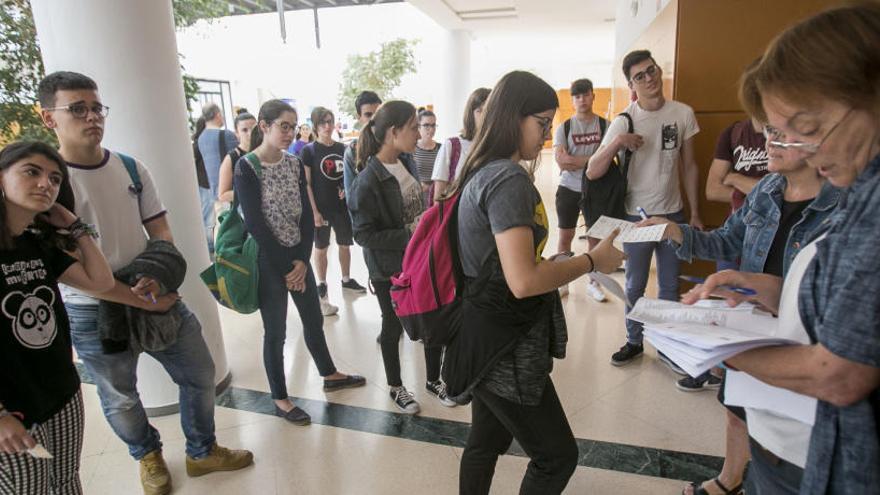 Alumnos esperan para entrar los exámenes en Alicante