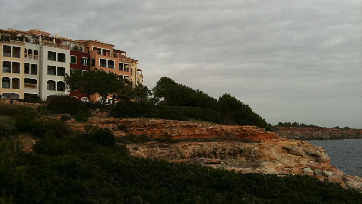 Una imagen de la urbanización desarrollada sobre la famosa cueva de Vallgornera.