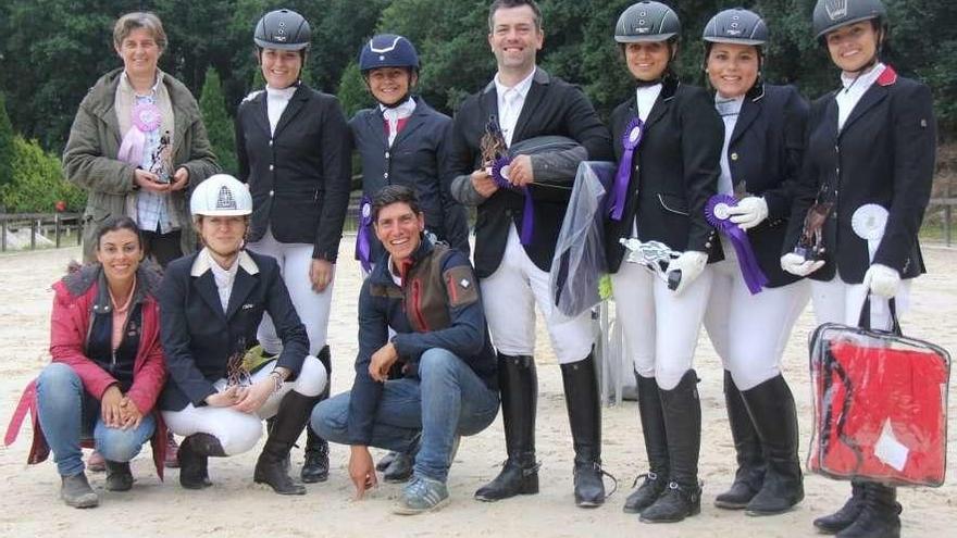 El equipo de doma clásica La Torre con la monitora Jasmín Varela y el gerente y profesor Óscar de la Torre.