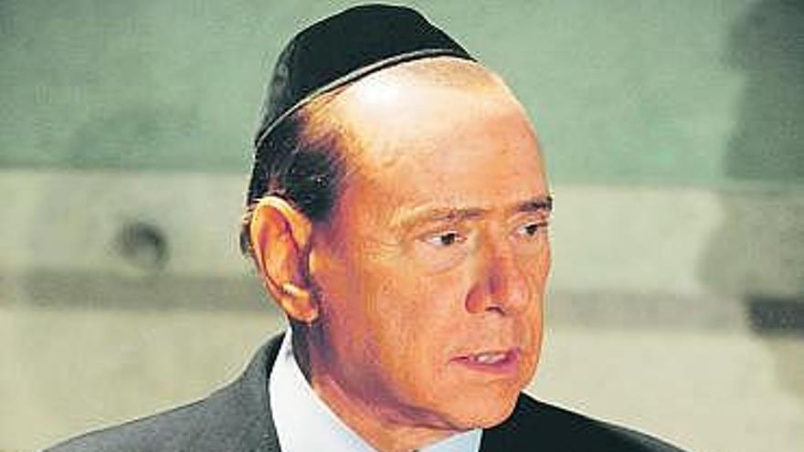 Berlusconi, tocado con la kipá judía, en su visita al Museo del Holocausto.
