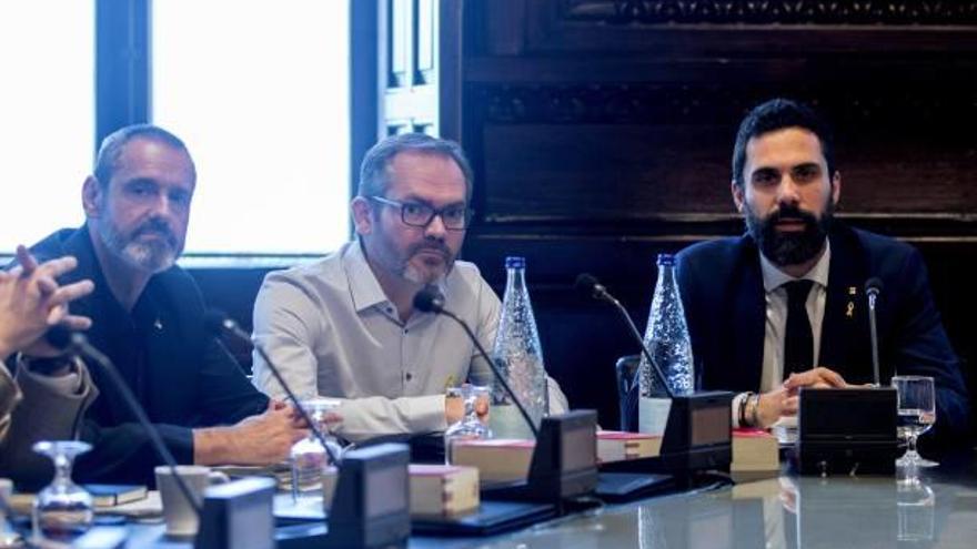 El president del Parlament, Roger Torrent, amb el secretari primer de la mesa, Eusebi Campdepadrós