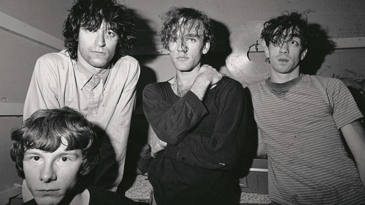 R.E.M. (de izquierda a derecha, Mike Mills, Peter Buck, Michael Stipe y Bill Berry), en 1981