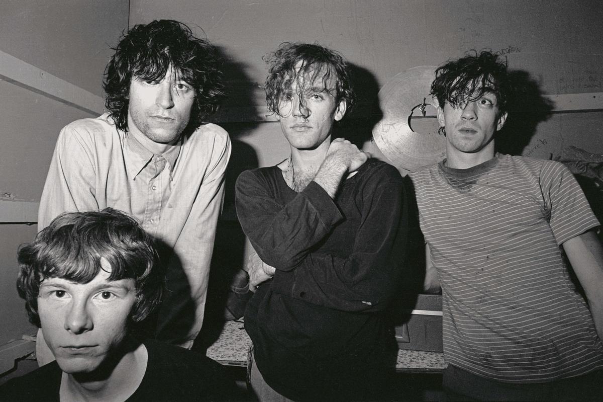 R.E.M. (de izquierda a derecha, Mike Mills, Peter Buck, Michael Stipe y Bill Berry), en 1981