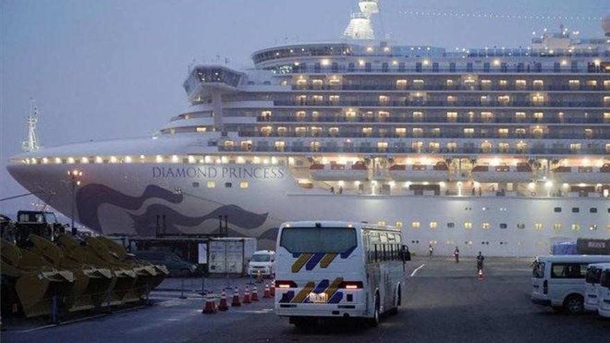 Mueren por coronavirus dos personas que estaban en el crucero en Japón