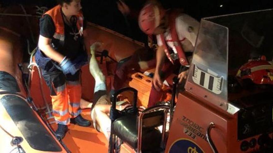 Rescatan de madrugada a un joven ebrio agarrado a una boya en el mar en Moraira