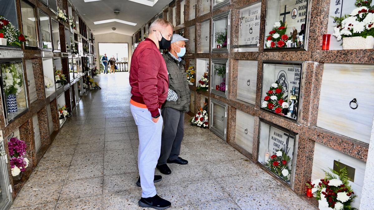 Dos visitantes, ayer, en el cementerio de Salcedo/ Rafa Vázquez