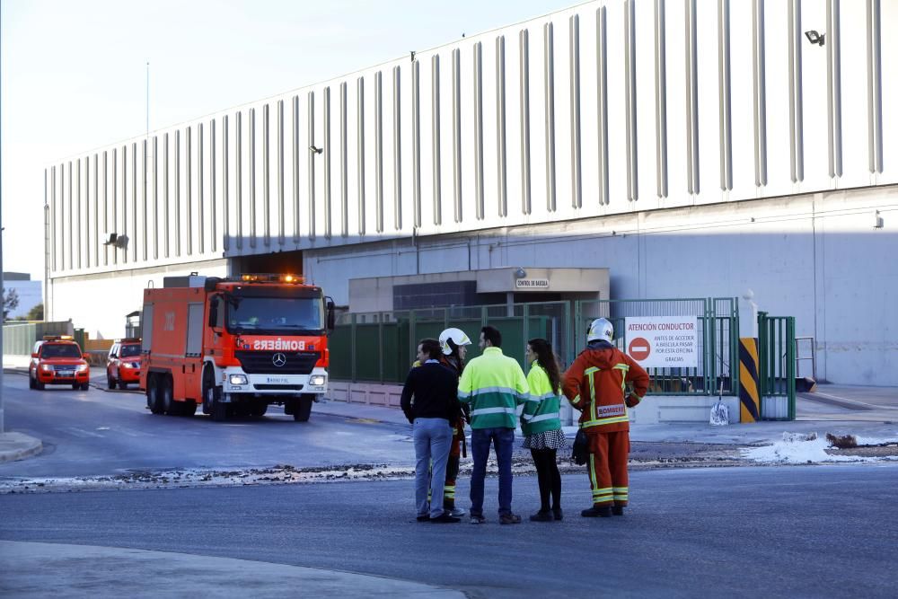 Un vertido en una empresa de Silla derrama 6.000 litros de ácido nítrico a la calle