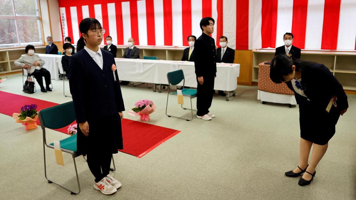 Ceremonia de graduación de dos jóvenes de 15 años en una escuela de Fukushima, en Japón.