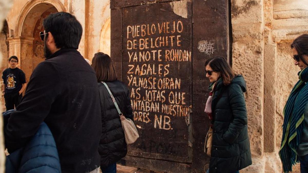 Letra de una jota en las puertas de entrada a la iglesia de San Martín de Belchite.