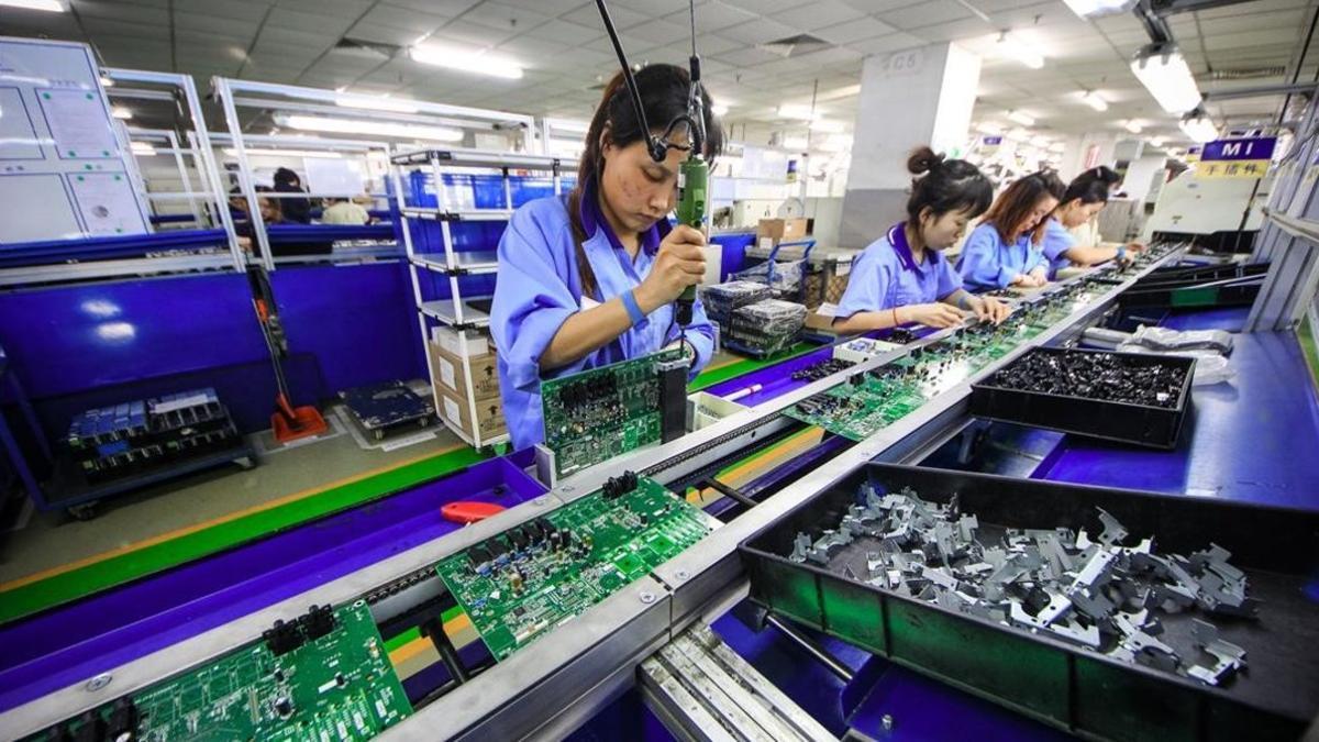 zentauroepp46144583 women work at the production line manufacturing electronic k181207183410