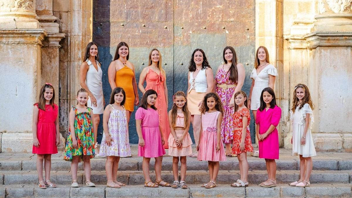 La corte formada por las festeras infantiles y mayores de los días grandes de Alcalà.