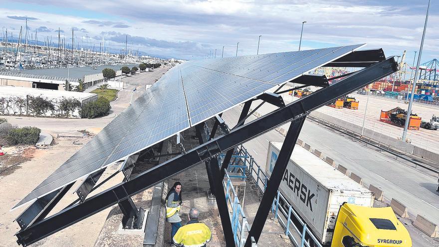 Valenciaport adelanta la electrificación de sus muelles con nuevos parque solares