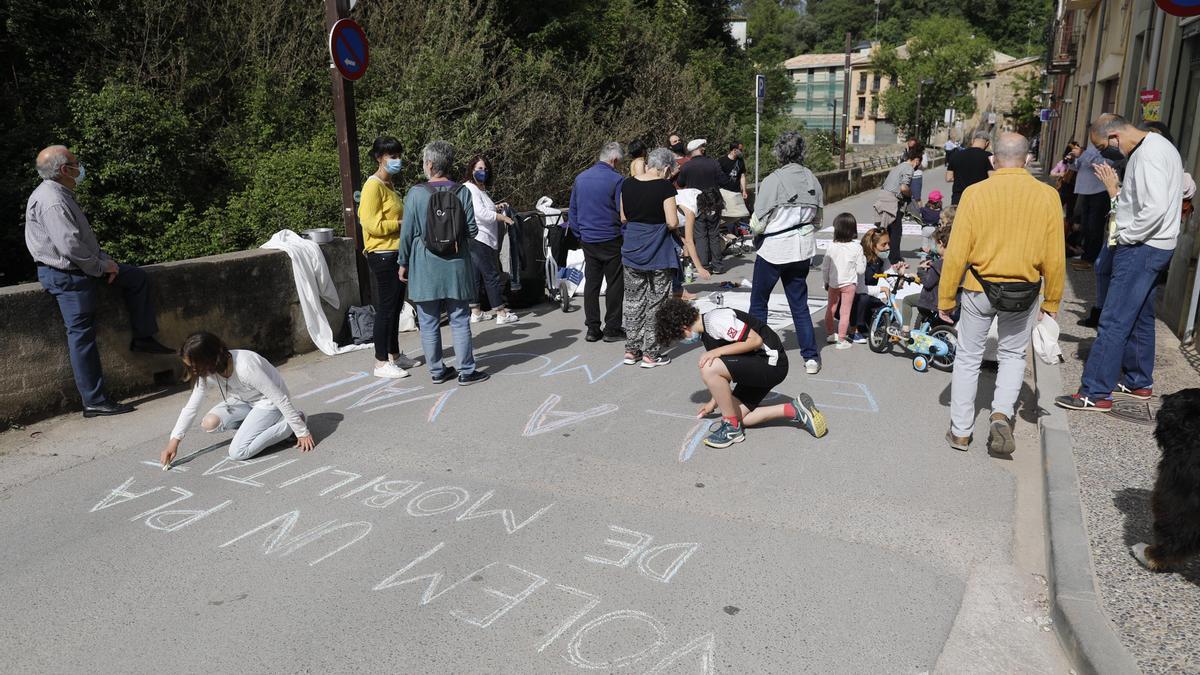 Protesta dels veïns del barri de Sant Daniel que reclamen un pla de mobilitat per viure «amb seguretat»