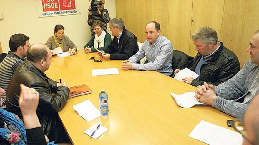 La plataforma dezana se reunió el 30 de enero con los grupos parlamentarios de PSOE y PP.  // Xoán Álvarez