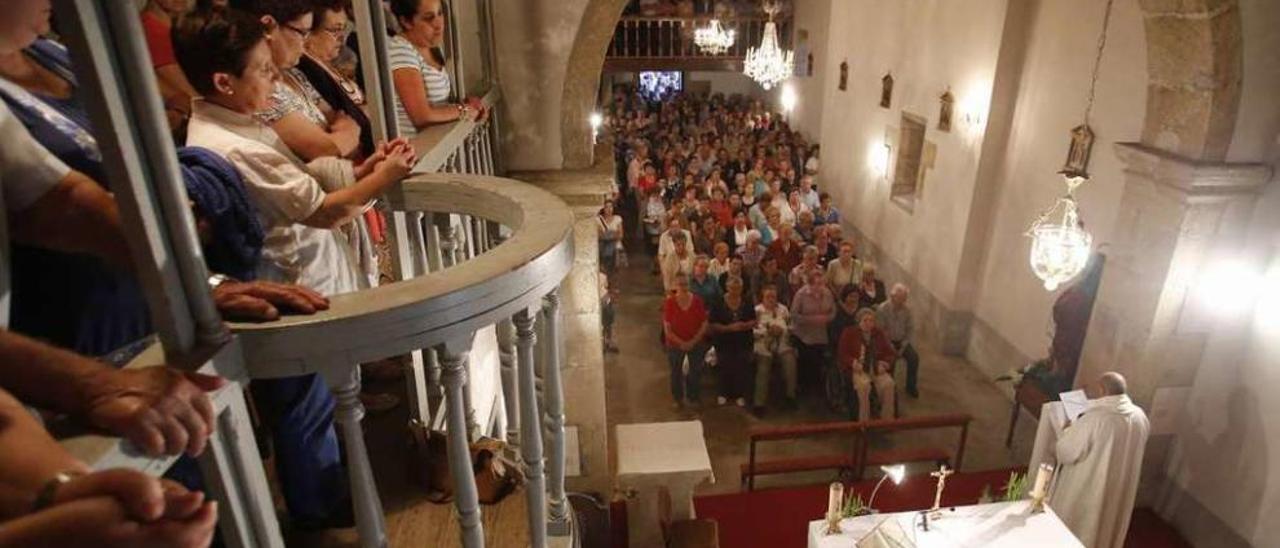 Una eucaristía en la capilla de la parroquia lalinense. // Bernabé/Gutier