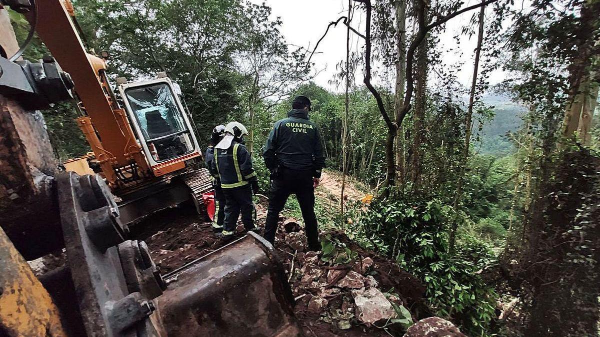 Bomberos y Guardia Civil analizan el lugar del suceso en Nuña.