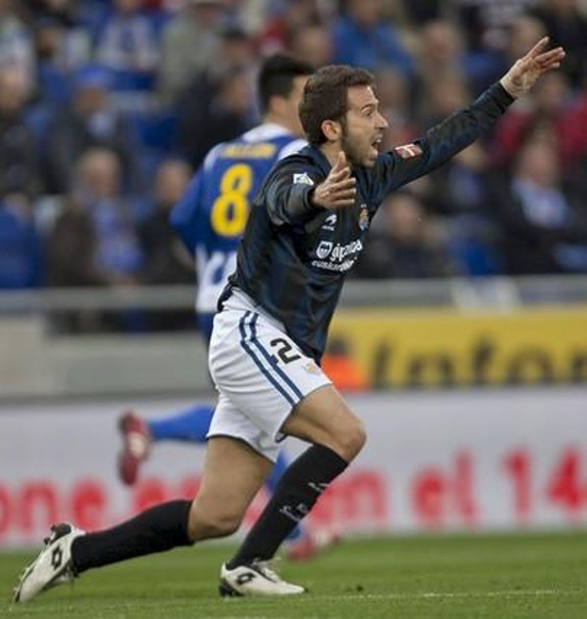 El davanter de la Reial Societat Raúl Tamudo protesta una decisió arbitral en el partit contra l’Espanyol. El davanter de la Reial Societat Raúl Tamudo protesta una decisió arbitral en el partit contra l’Espanyol.
